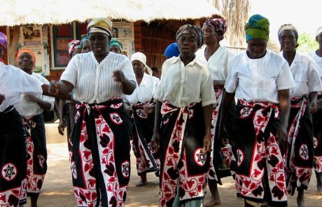Frauen in traditioneller Kleidung beim Tanz in einem Dorf