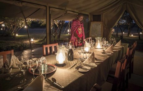 Kenia am Abend - gedeckter Tisch im Zelt mit Kerzenbeleuchtung
