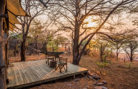 Changa Safari Camp Holzterrasse nvor Zelt