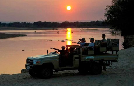 Sambia-a4r-3-Wochen Sambia - 3 Gäste + Guide in offenem Geländewagen am Luangwa Fluss zum Sonnenuntergang (copyright Flatdogs Camp)