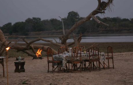 Sambia Luambe Dinner am Fluss