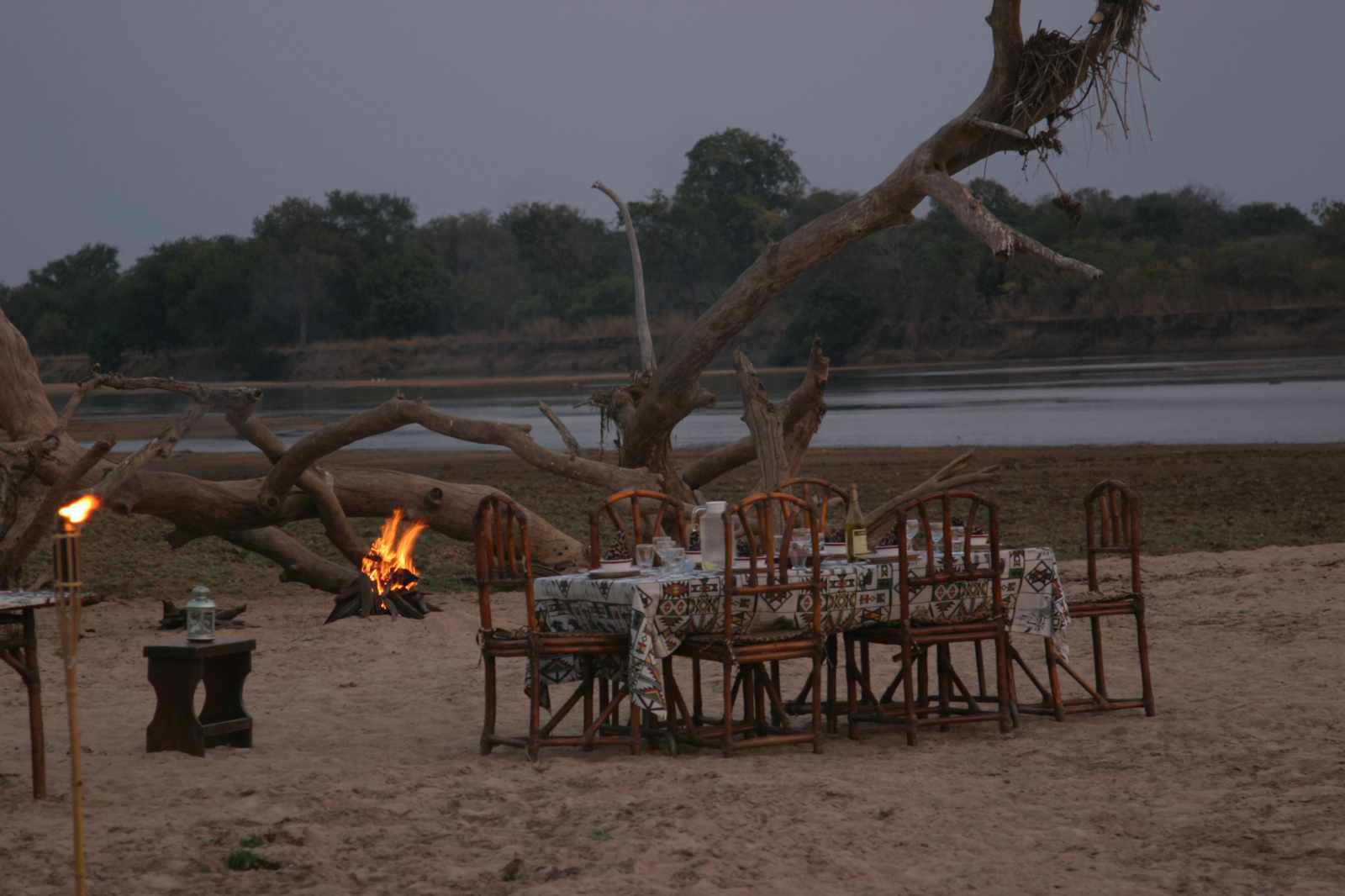 Sambia Luambe Dinner am Fluss