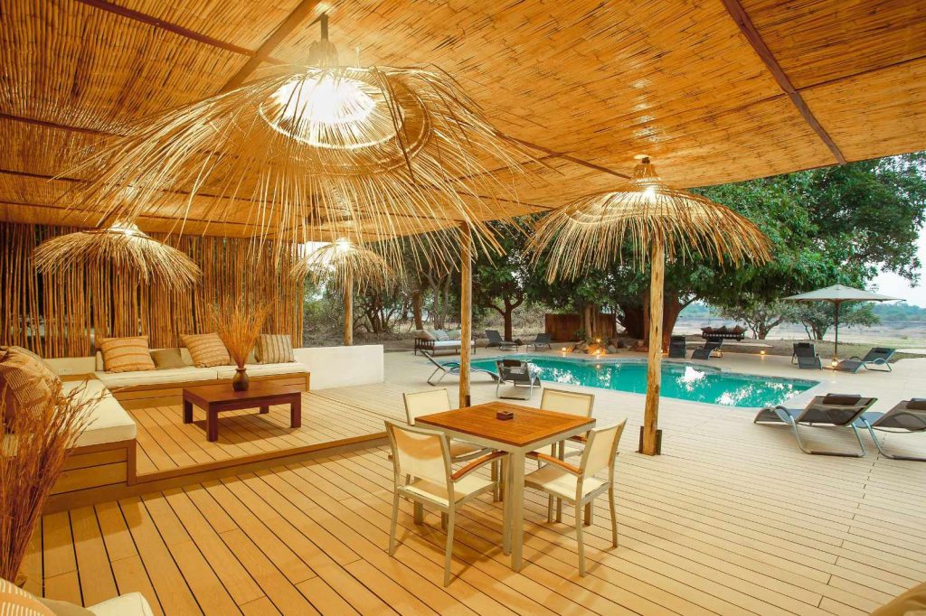 Überdachte Pool Area im Flatdogs Camp im South Luangwa 