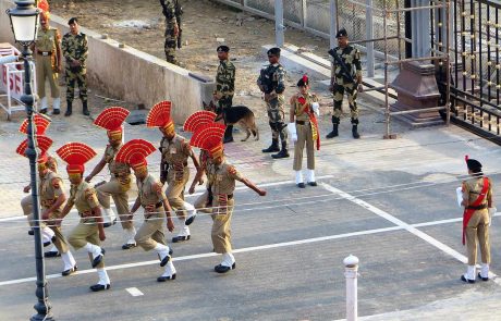 Amritsar_Uttaranchal_Border-1 Indien Punjab Amritsar Wachwechsel an der Grenze