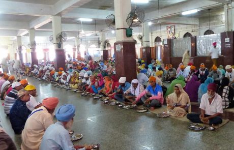Öffentliche Speisung im Golden Tempel in Amritsar Öffentliche Speisung im Golden Tempel in Amritsar