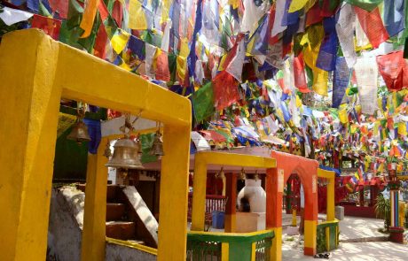 Darjeeling bunte Fahnen am Mahakal Tempel