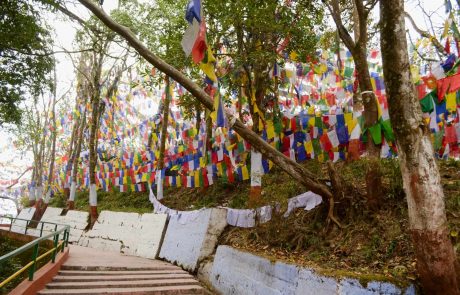 Darjeeling: Treppen zum Mahakal Tempel mit Gebetsfahnen