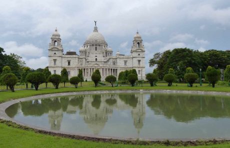 das weiße Victoria Memorial in Kolkatta mit davor liegendem Teich