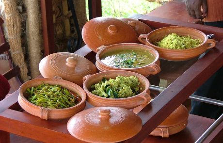 Speisen an Bord bei der Kerala Flusskreuzfahrt