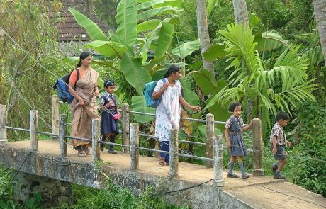 Familie auf einer Brücke über einen Wasserkanal in den Kerala Backwaters