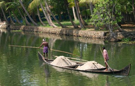 Einheimische auf einem Boot in den Kerala Backwaters