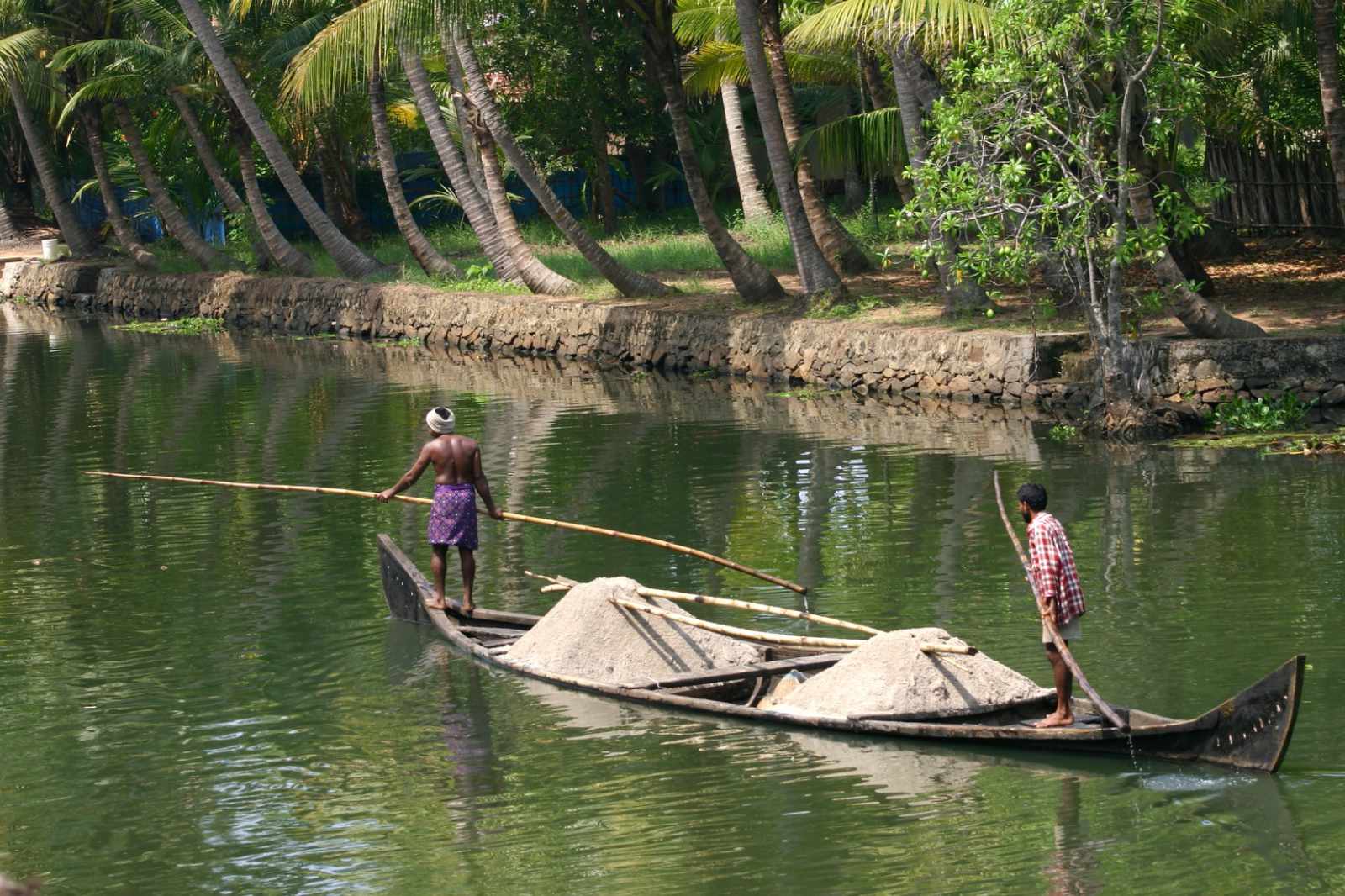 Einheimische auf einem Boot in den Kerala Backwaters