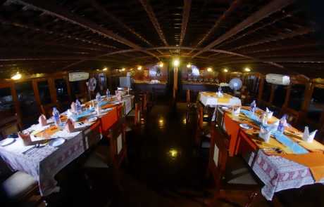 Kerala Flusskreuzfahrt Abendessen an Bord mit Kerzenlicht