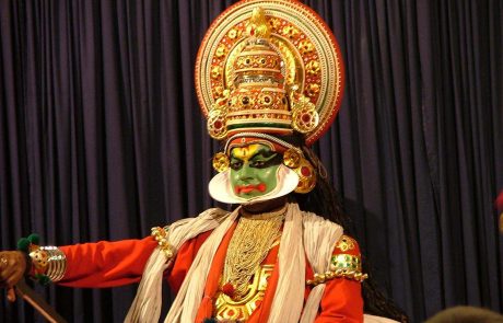 Schauspieler in Kostüm mit Bemaldung für die Kochi Kathakali Show