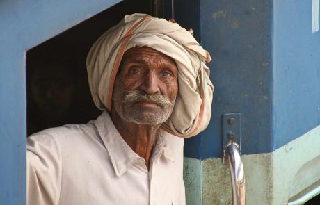 Indischer Passagier am Zug