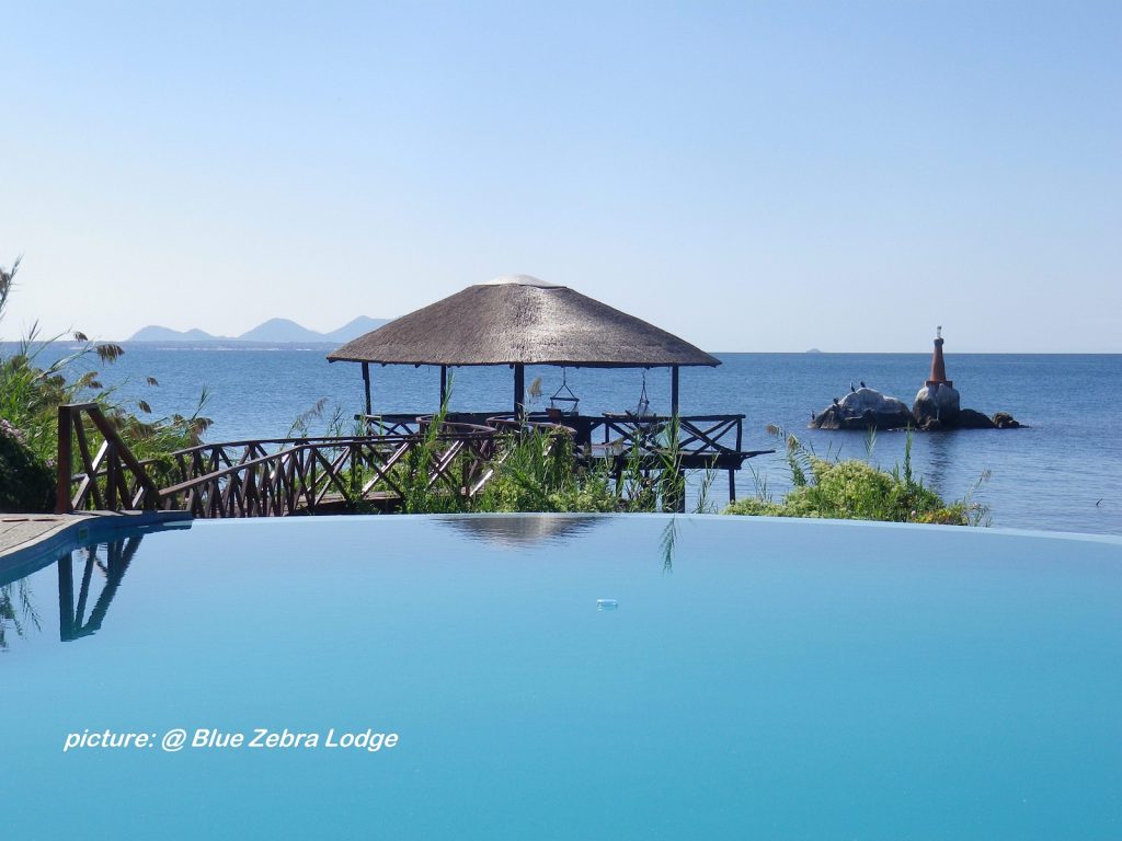 Holzpfad vom Pool zum Malawisee Lookout - Blue Zebrqa Lodge