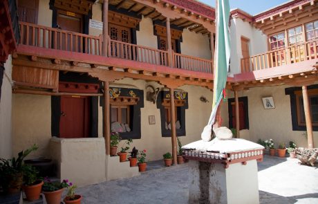 Stok Palace Ladakh Indien – Innenhof Ladakh, Leh, Stok Palace Innenhof