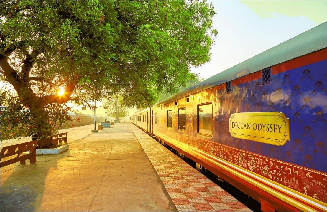 Eisenbahn Deccan Odyssey im Sonnenlicht
