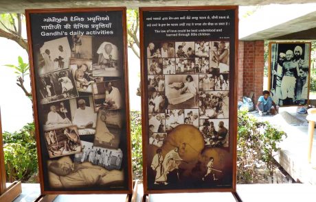 Hinweisschilder-in-Gandhis-Ashram Hinweisschilder in Gandhis Ashram