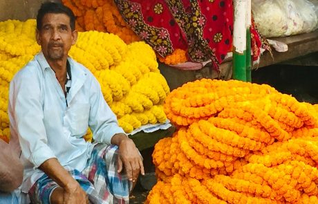 Kolkata Mann vor Blumenstand Kolkata, Mann vor Blumengirlanden copyright Antara Cruises