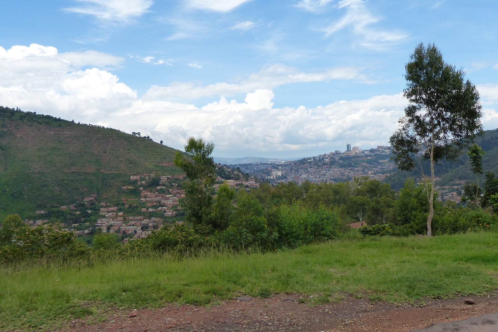 Dorfsiedlung und im Hintergrund Skyline von Kigali