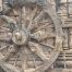 Geschnitztes Wagenrad mit Speichen des Konark Tempels