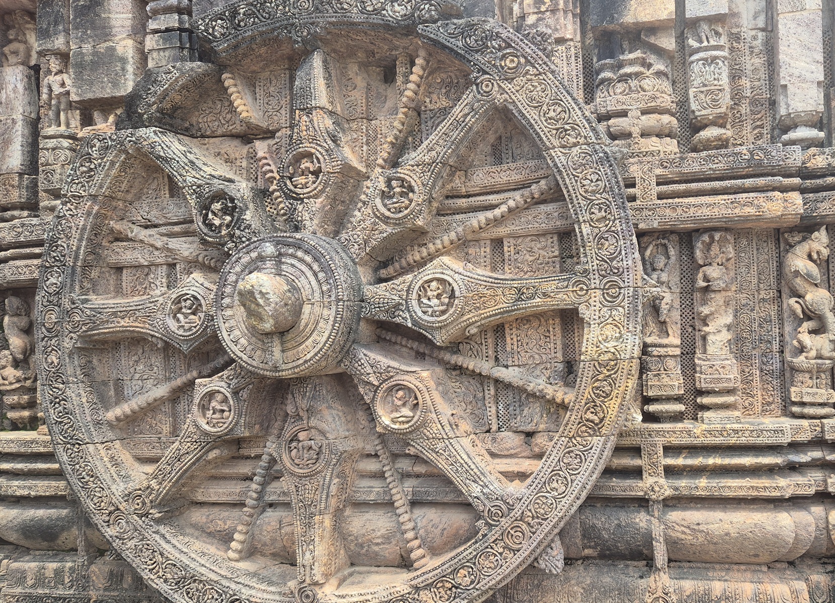 Geschnitztes Wagenrad mit Speichen des Konark Tempels