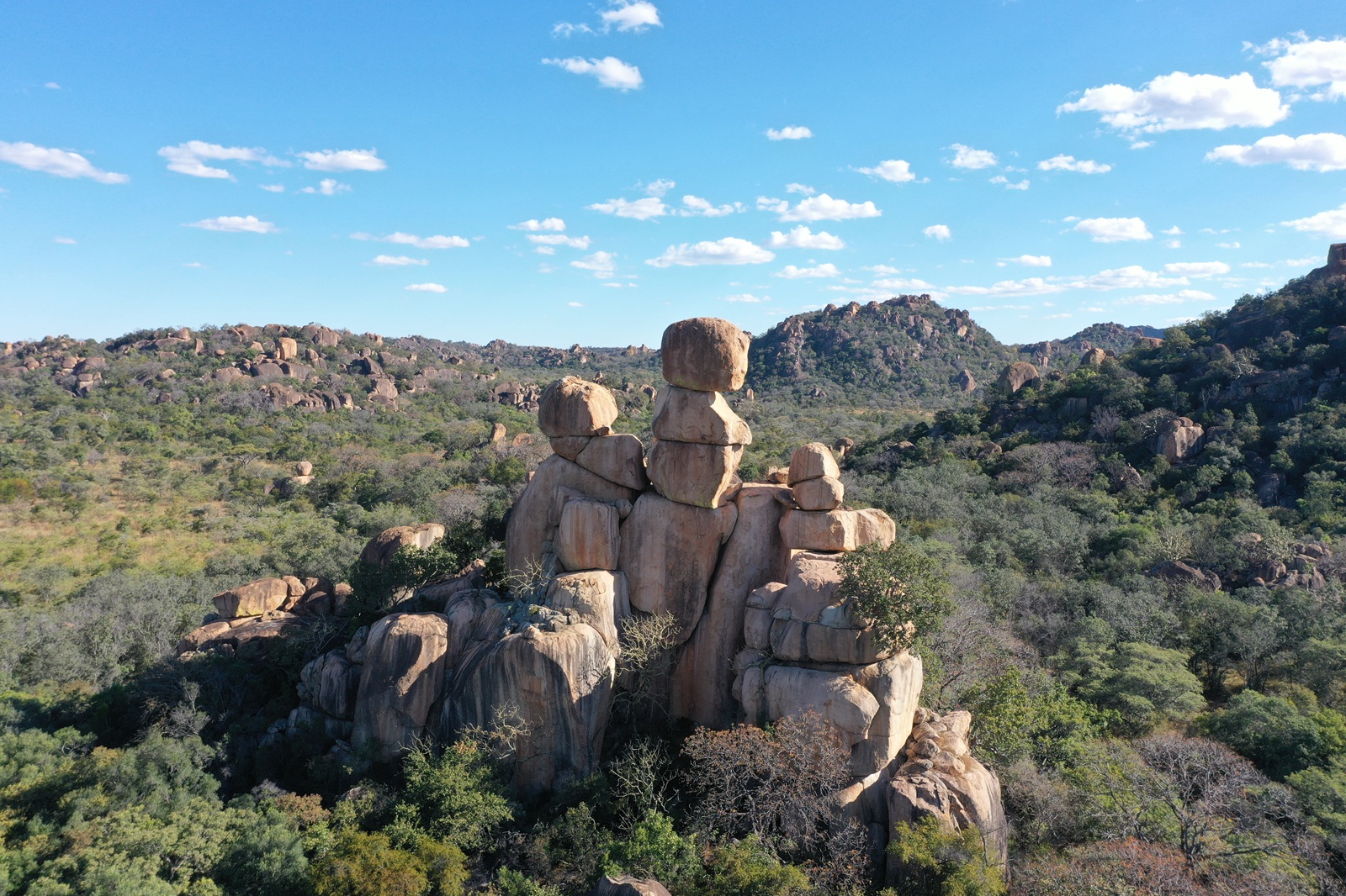 Die Mother & Child Steine in Matobos sind mehrere Monolithen die aufeinander stehen und sehen wie drei Personen aussehen.