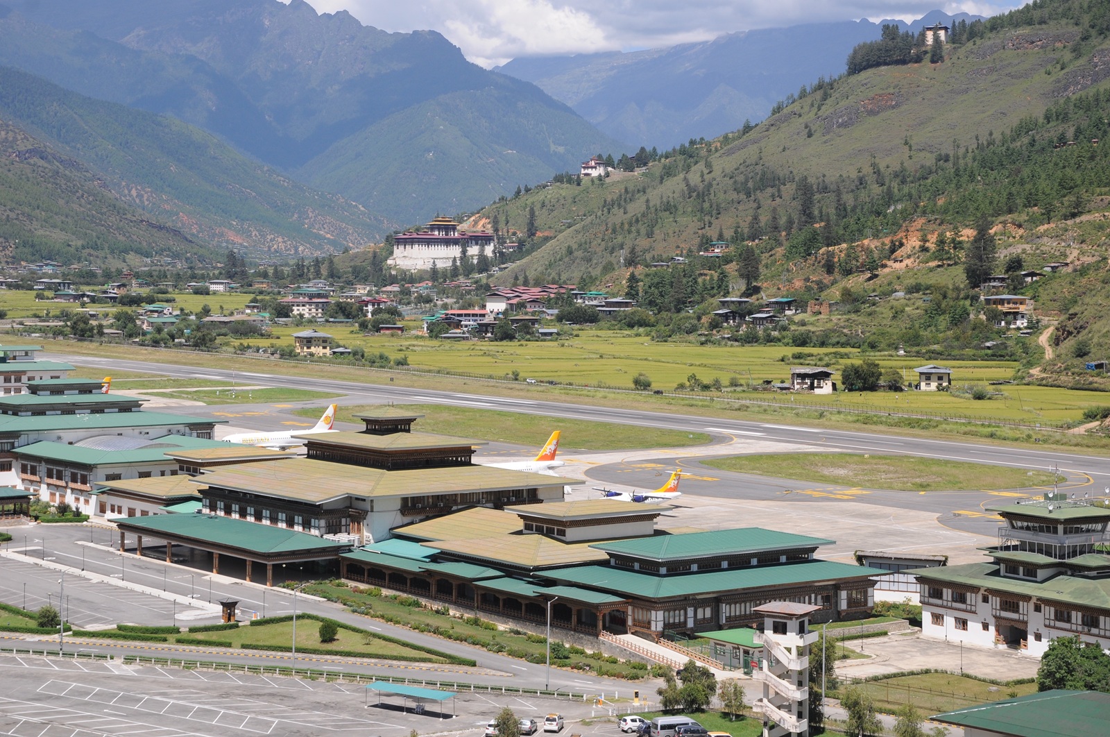 Paro Airport Landebahn mit Rinpung Dzong im Hintergrund
