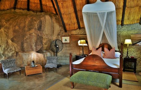 In den Fels gebautes Zimmer mit Bett & Moskitonetz In den Fels gebautes Zimmer, Bett & Moskitonet copyright Amalinda Lodge