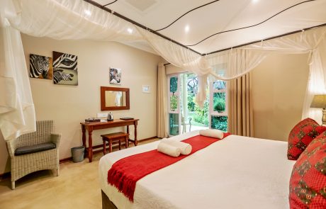 Zimmer mit halobgeöffneter Tür zur Terrasse u. in den Garten Zimmer mit geöffneter Tür zur Terrasse & Garten; copyright Bayete Guesthouse in Vic Falls