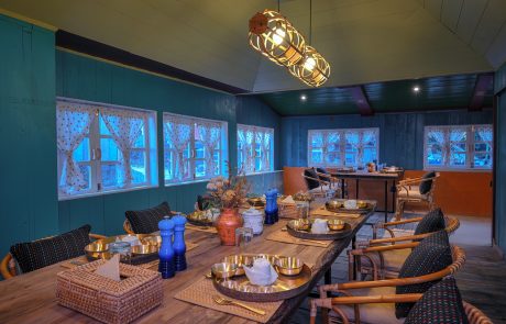 Frühstücksraum mit Fenstern