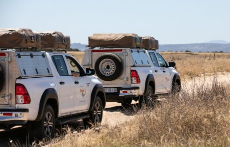 2 Selbstfahrersafari Fahrzeuge auf Sandtrack im Convoy