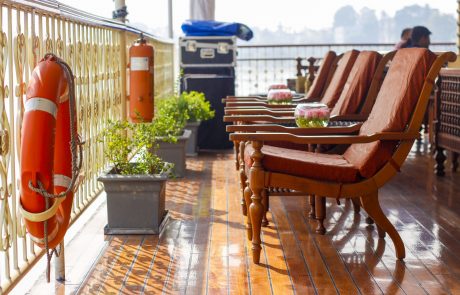 Ganges Voyager Außendeck mit Liegestühlen