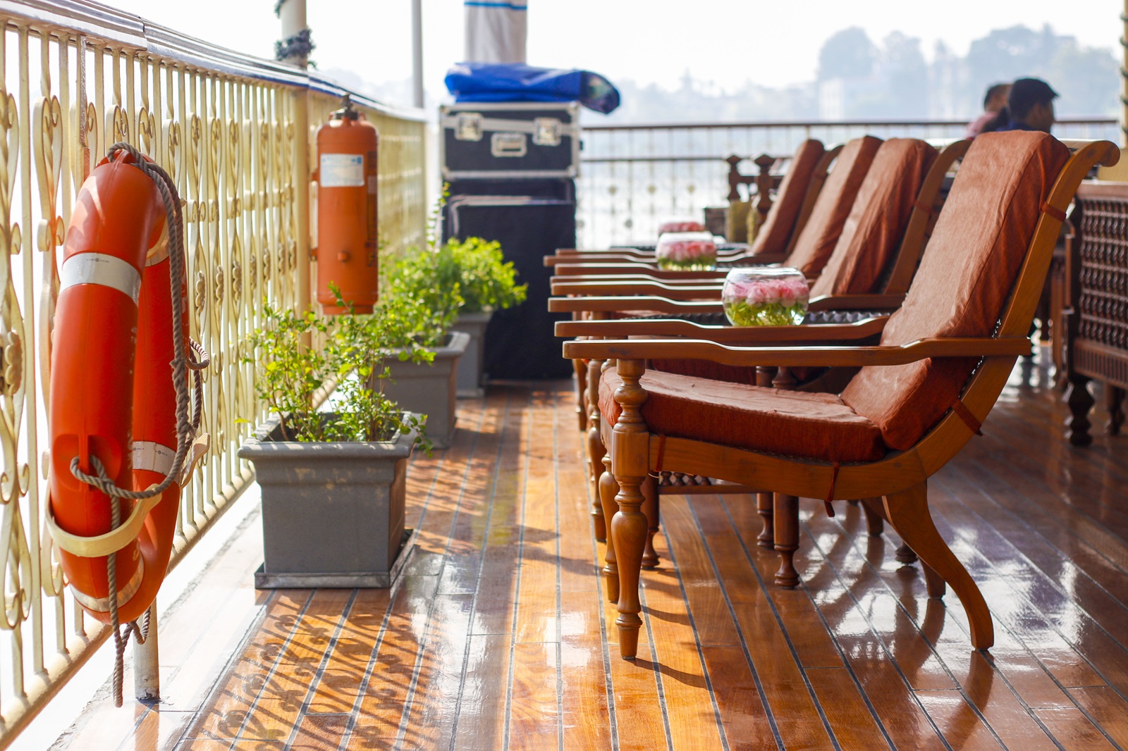 Ganges Voyager Außendeck mit Liegestühlen