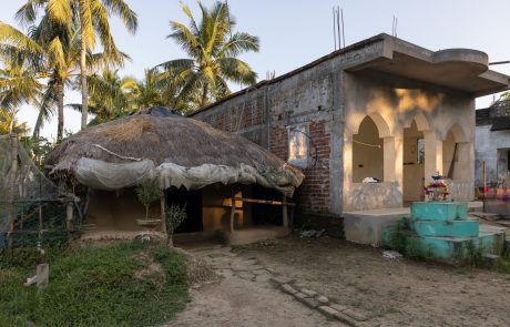 Bhitarkanika kleiner Tempel mit Strohgedeckter Hütte Bhitarkanika kleiner Tempel mit Strohgedeckter Hütte