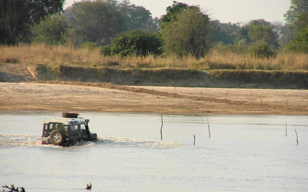 Flussdurchquerung (Luangwa River) in Sambia 