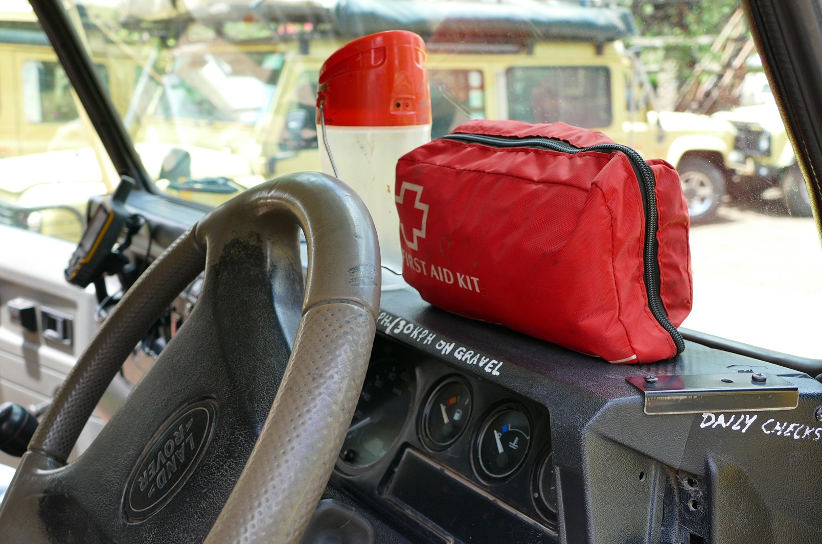 Landrover mit Erste Hilfe Box