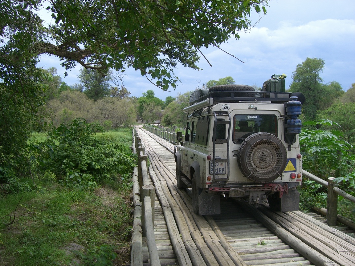 Mietwagen überquert eine schmale Holzbrücke @ Bushlore RSA
